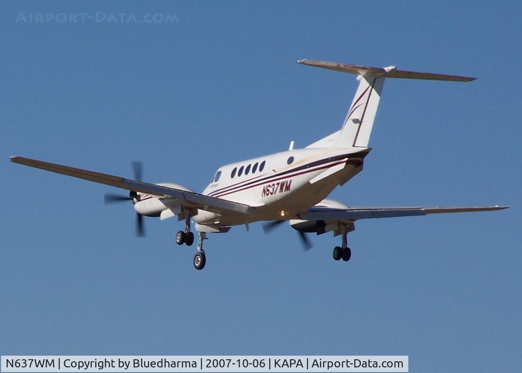 N637WM, 2001 Raytheon Aircraft Company B200 C/N BB-1768, Approach to 17L