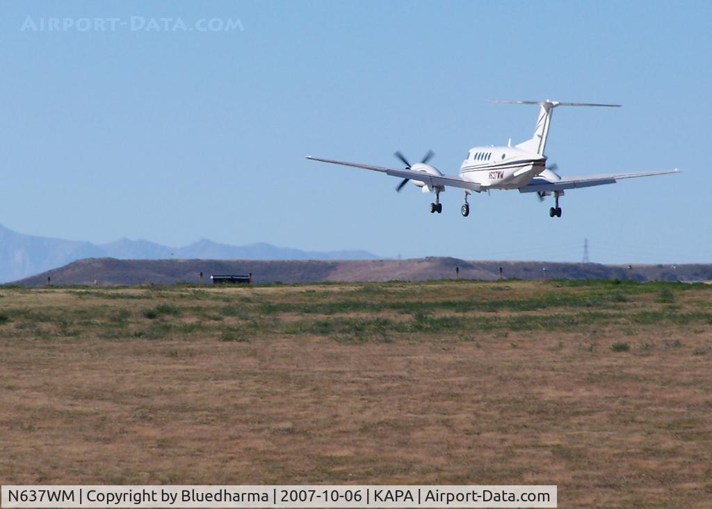 N637WM, 2001 Raytheon Aircraft Company B200 C/N BB-1768, Approach to 17L