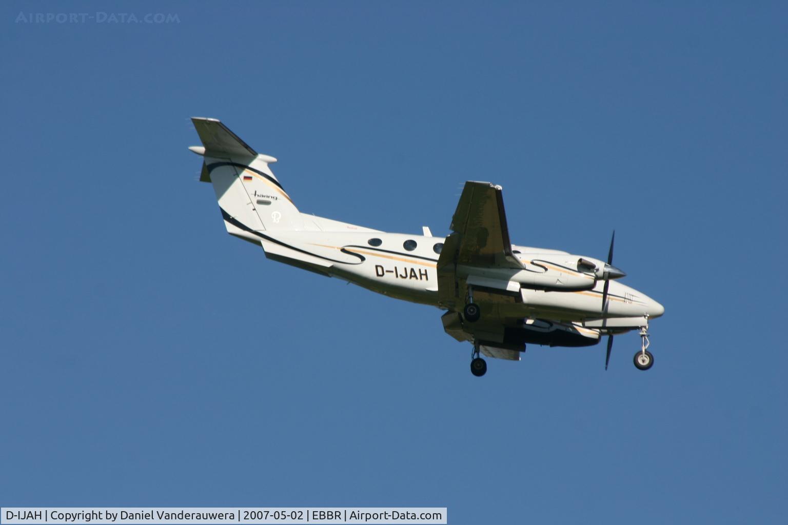 D-IJAH, 2005 Raytheon B200 King Air C/N BB-1917, descending to rwy 02