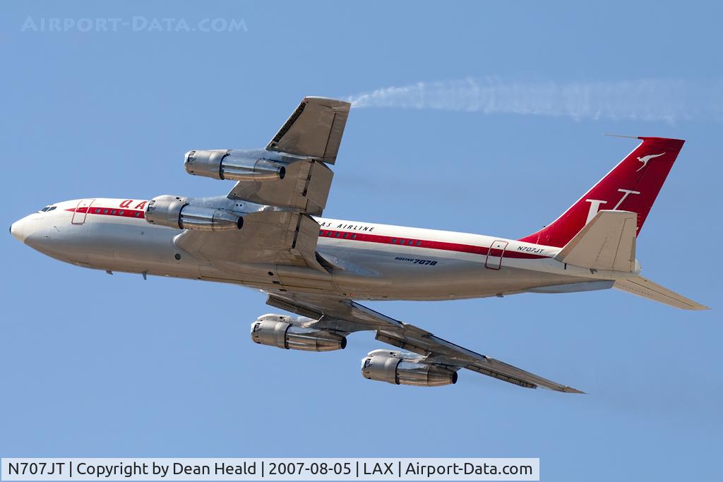 N707JT, 1964 Boeing 707-138B C/N 18740, Fuel can be seen coming out of the port side wing vent as Jett Clipper Ella climbs out from RWY 25L enroute to Stewart Int'l (KSWF) - Newburgh, NY.