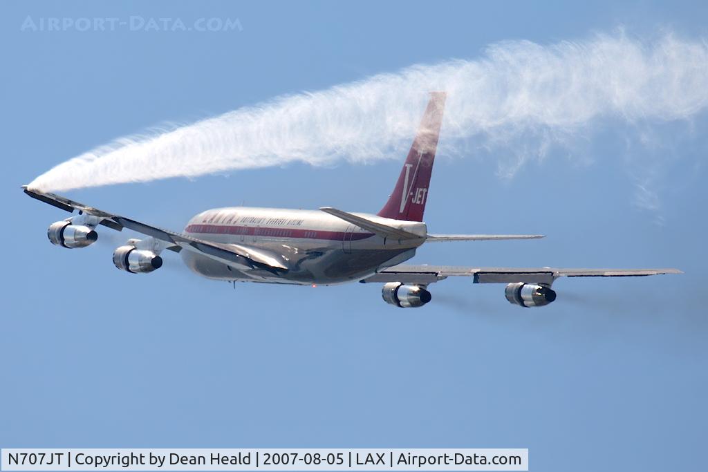 N707JT, 1964 Boeing 707-138B C/N 18740, Fuel can be seen pouring out of the port side wing vent in dramatic fashion as Jett Clipper Ella climbs out from RWY 25L enroute to Stewart Int'l (KSWF) - Newburgh, NY.