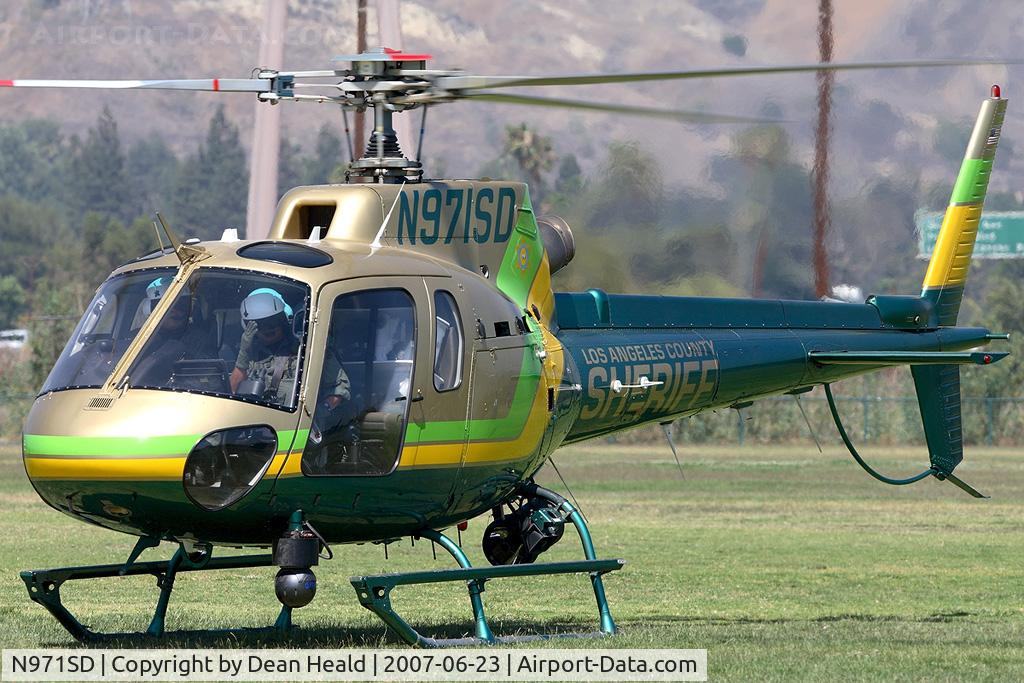 N971SD, 2003 Eurocopter AS-350B-2 Ecureuil C/N 3747, Los Angeles County Sheriff's Department observer saluting the crowd just before departing the park. These guys were truly nice people and very hospitable and fun to talk with.