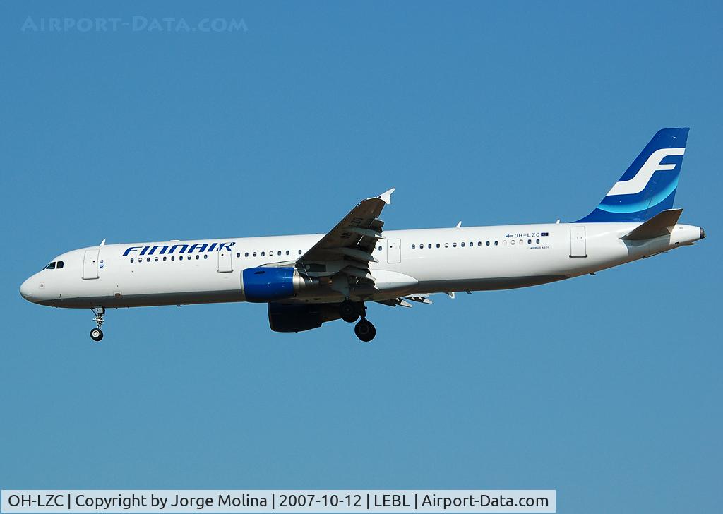 OH-LZC, 2000 Airbus A321-211 C/N 1185, Clear to land RWY 25R.