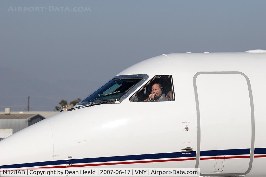 N128AB, 2002 Gulfstream Aerospace G-IV (G400) C/N 1501, A friendly pilot of Prime Jet LLC's 2002 Gulfstream G-IV (G400) N128AB.
