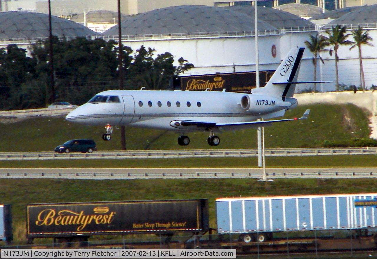 N173JM, 2005 Israel Aircraft Industries Gulfstream 200 C/N 122, Gulfstream 200 about to land at FLL