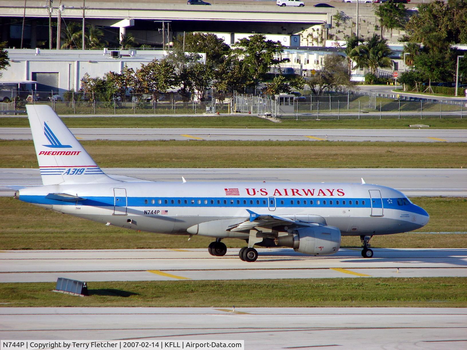 N744P, 2000 Airbus A319-112 C/N 1287, Heritage livery for this A319