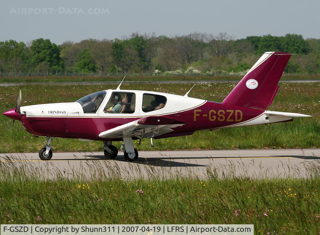 F-GSZD, Socata TB-20 C/N 1904, Taxiing holy point rwy 03 for a light flight over Nantes