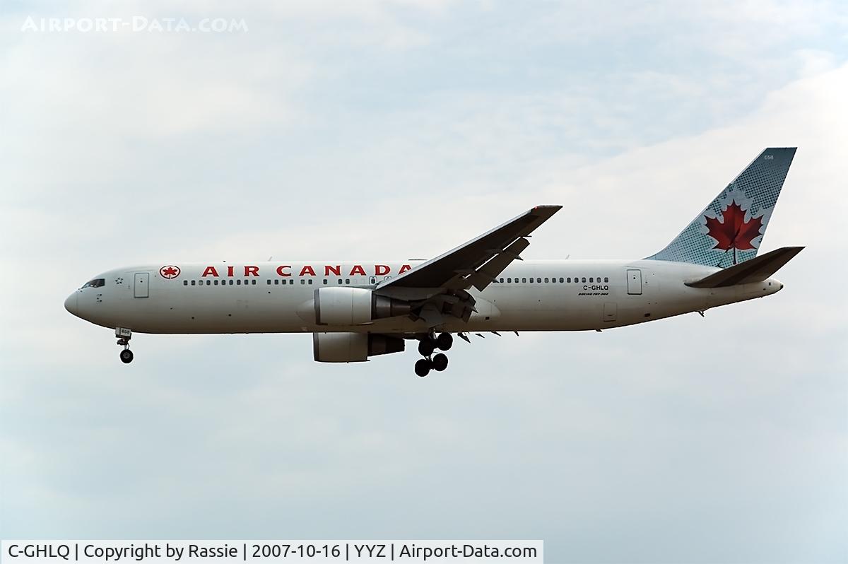 C-GHLQ, 2001 Boeing 767-333/ER C/N 30846, Final approach