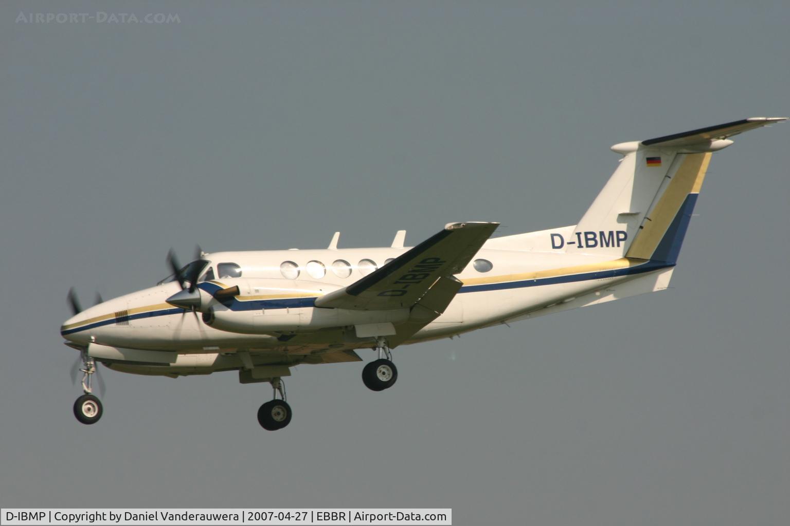 D-IBMP, 1987 Beech B200 King Air King Air C/N BB-1284, descending to rwy 25L