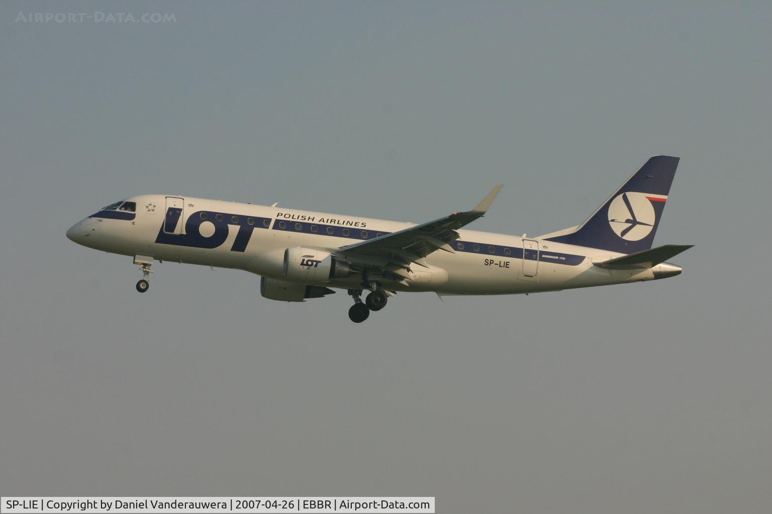 SP-LIE, 2006 Embraer 175LR (ERJ-170-200LR) C/N 17000153, flight LO235 is descending to rwy 25L