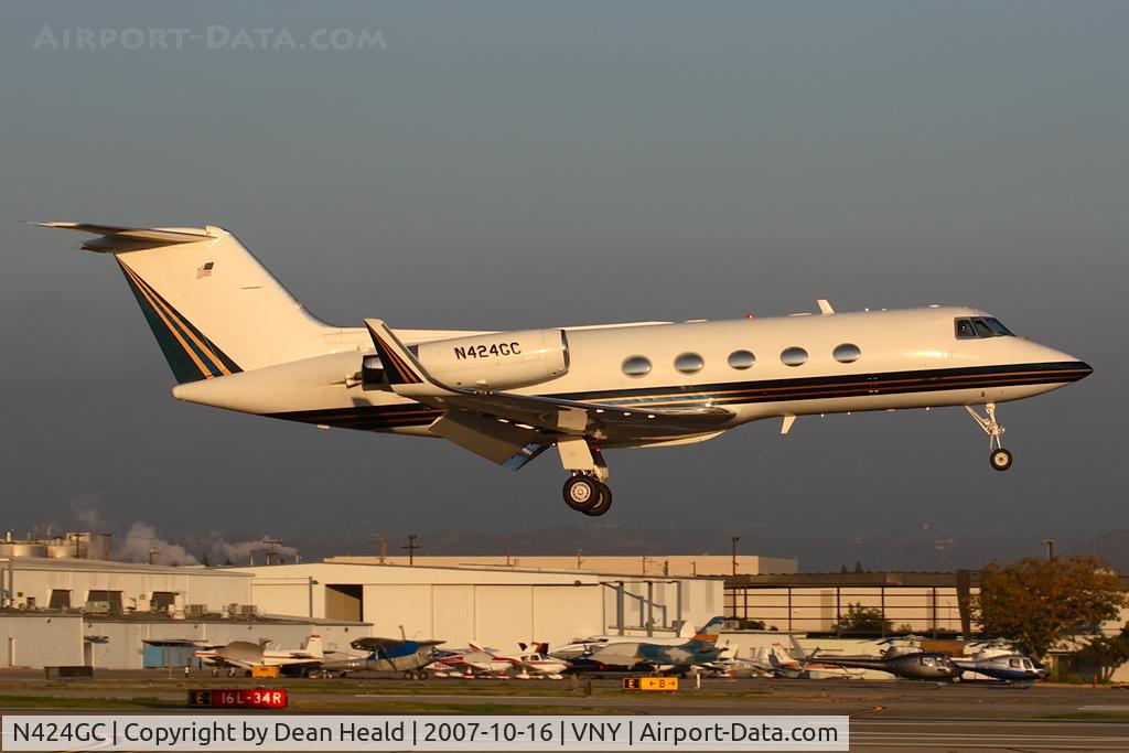 N424GC, 1972 Grumman G-1159 C/N 115, Bluegrass Gulfstream Investments LLC 1972 Grumman G-1159 Gulfstream II N424GC from San Jose Int'l (KSJC) landing RWY 16R.