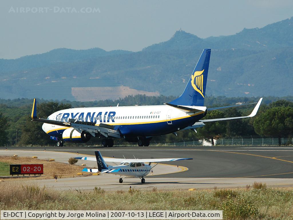 EI-DCT, 2004 Boeing 737-8AS C/N 33813, Braking after landing in the RWY 20.