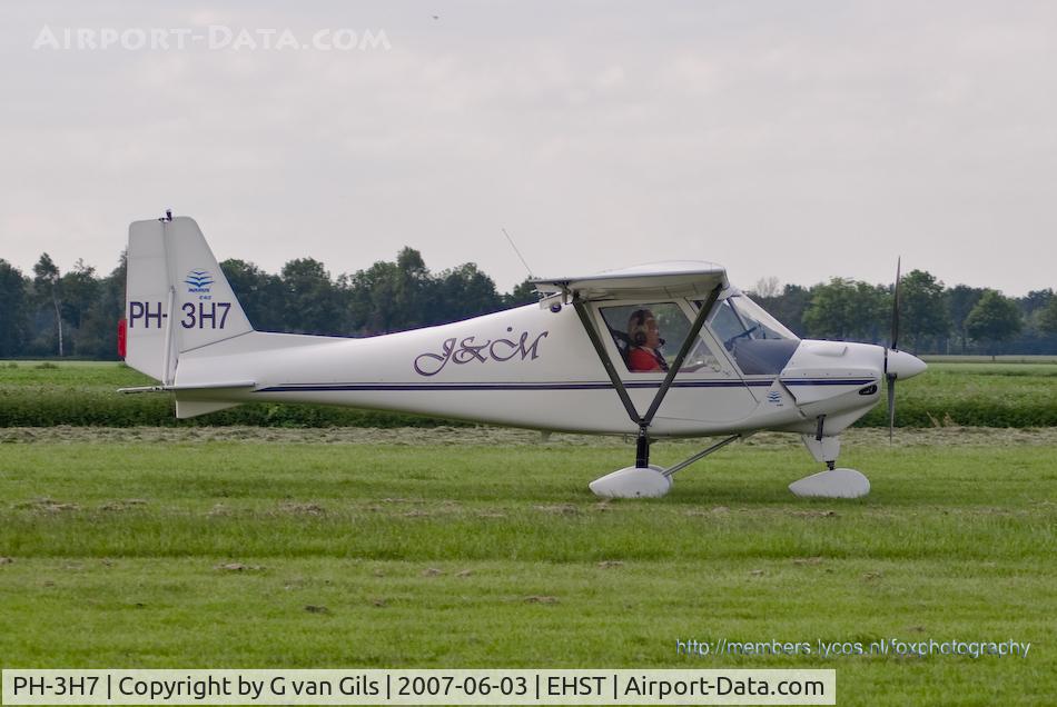 PH-3H7, 2000 Comco Ikarus C42 C/N 0001-6238, The PH-3W1 a few moments after landing at microlight airfield Stadskanaal in the Netherlands.
