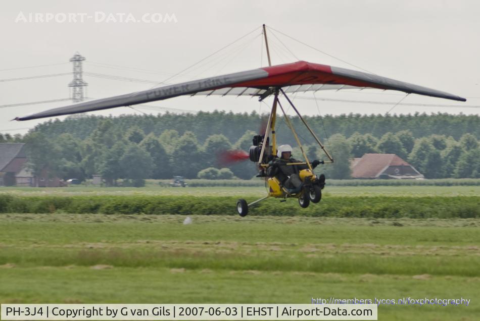 PH-3J4, ASO Viper Hazard 15 C/N VIII 12065408, The PH-3J4 a few moments before landing at microlight airfield Stadskanaal in the Netherlands.