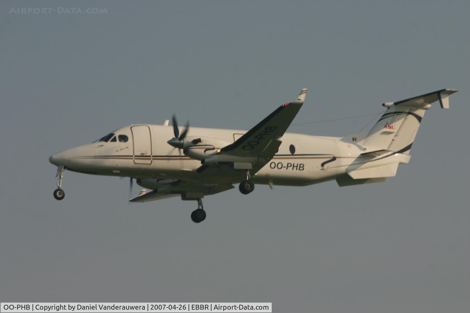 OO-PHB, 1994 Beech 1900D C/N UE-106, descending to rwy 25L