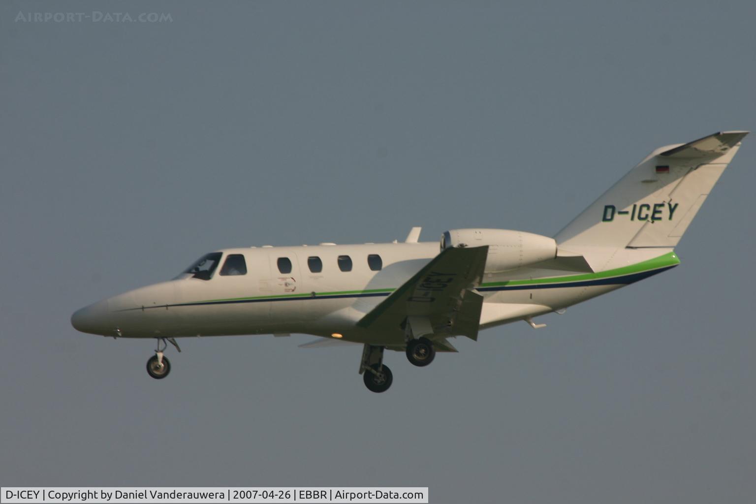 D-ICEY, 1998 Cessna 525 CitationJet C/N 525-0286, descending to rwy 25L