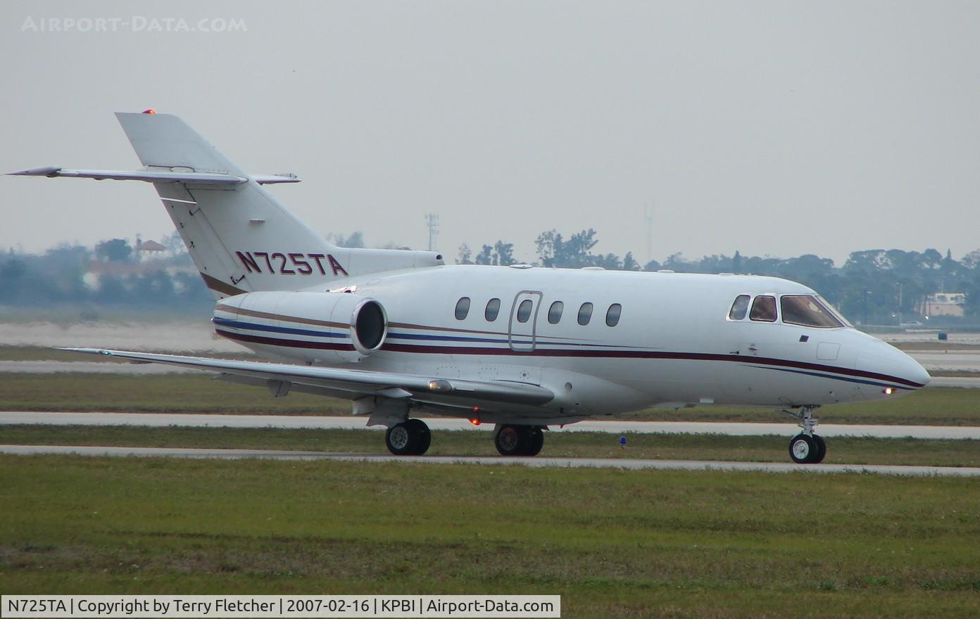 N725TA, 1996 Raytheon HAWKER 800XP C/N 258297, part of the Friday afternoon arrivals 'rush' at PBI
