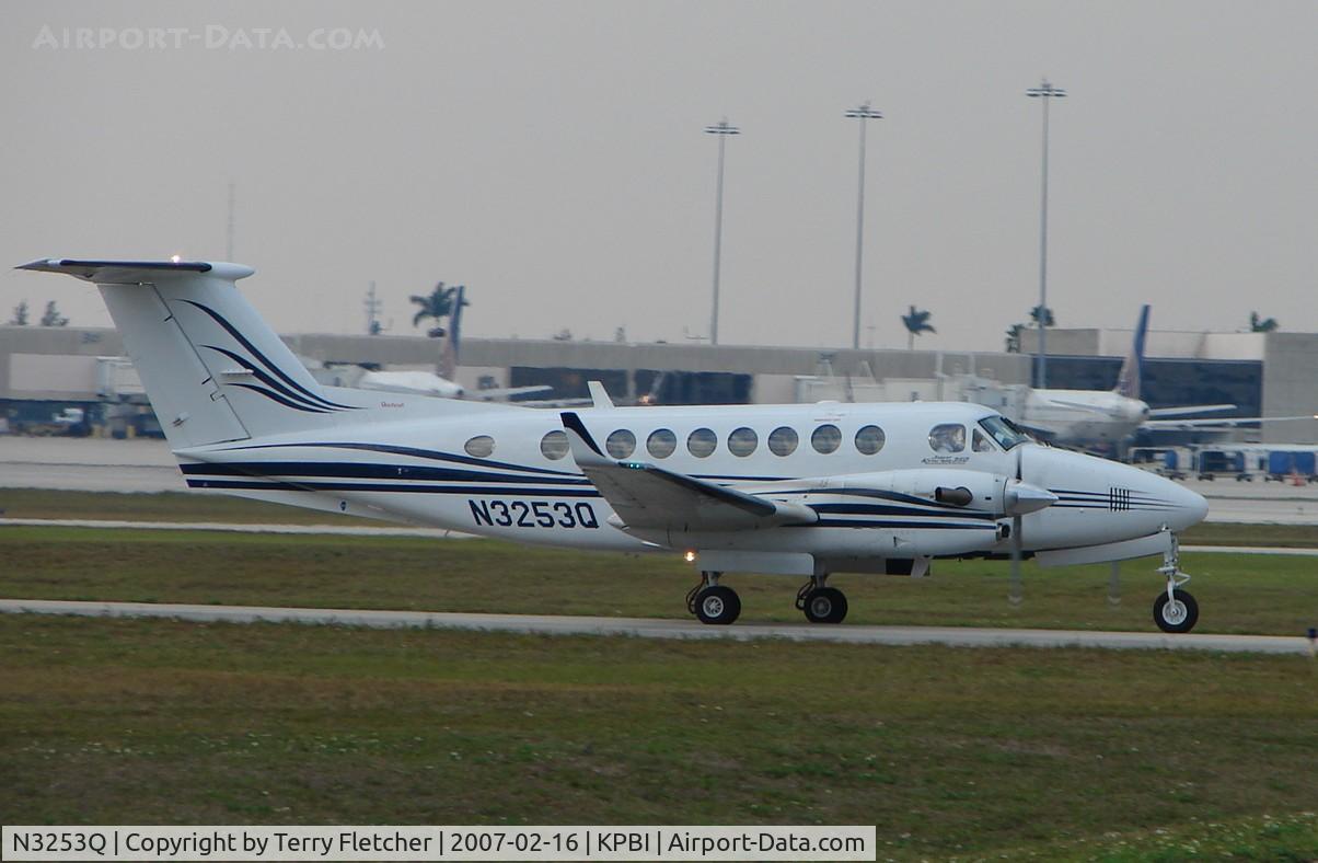 N3253Q, 2000 Raytheon Aircraft Company B300 C/N FL-293, part of the Friday afternoon arrivals 'rush' at PBI