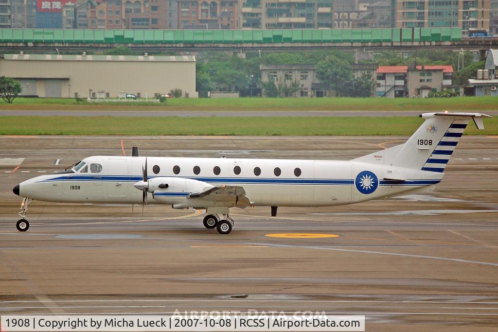 1908, 1987 Beech 1900C-1 C/N UC-8, Taxiing to the runway