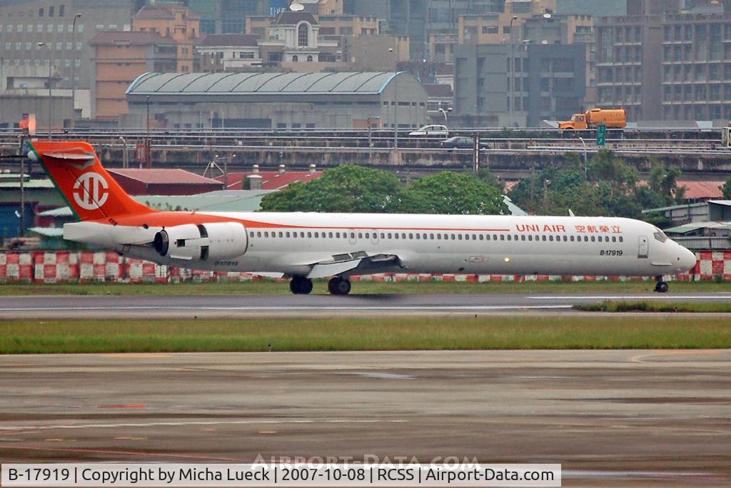B-17919, 1997 McDonnell Douglas MD-90-30 C/N 53569, Just touched down, thrust reversers deployed