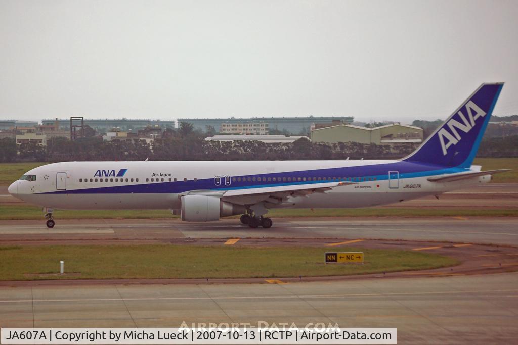 JA607A, 2002 Boeing 767-381/ER C/N 32976, Taxiing to the gate