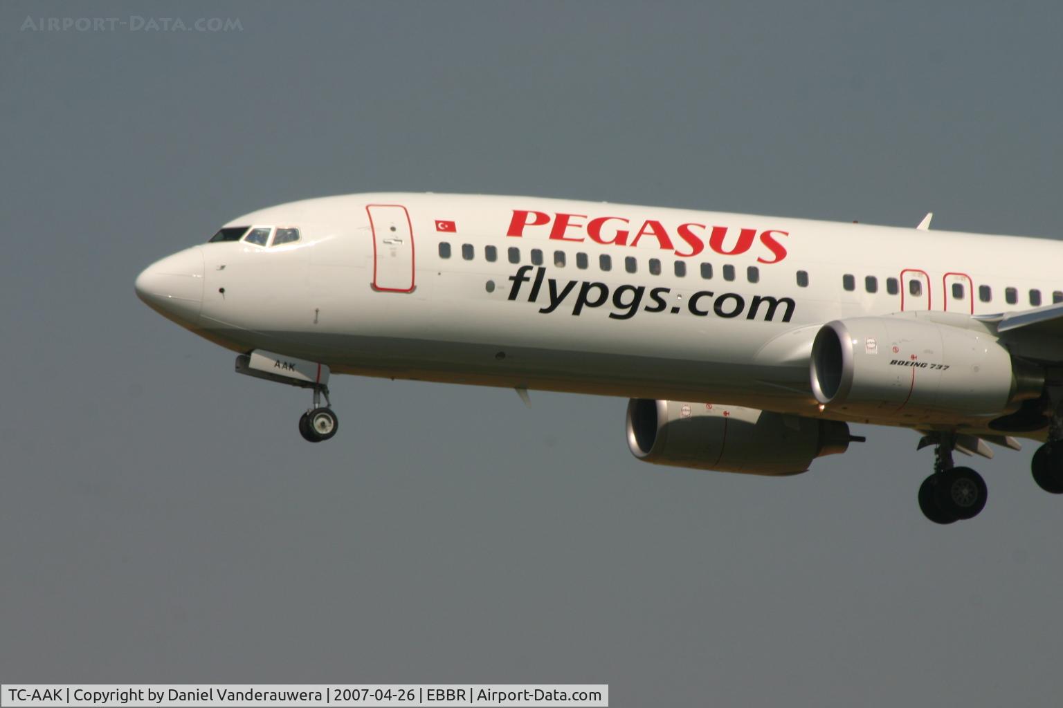 TC-AAK, 2007 Boeing 737-8FH C/N 35094/2195, Descending to rwy 25L