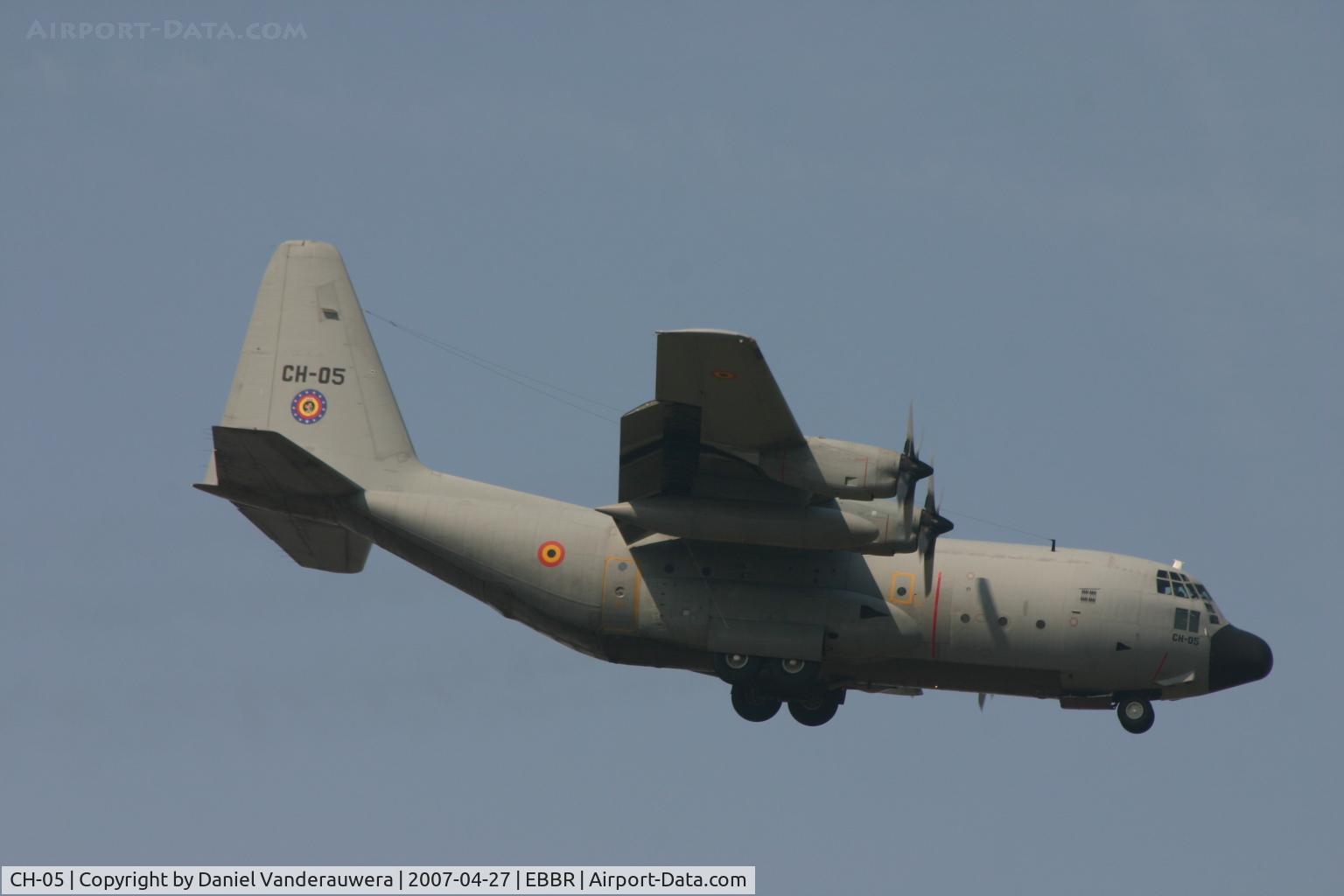 CH-05, 1972 Lockheed C-130H Hercules C/N 382-4470, descending to rwy 02