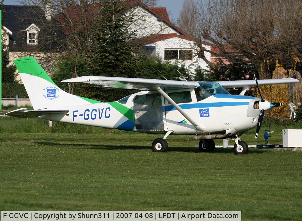 F-GGVC, Cessna U206F Stationair C/N U206-02674, Awaiting a new paratrooping flight
