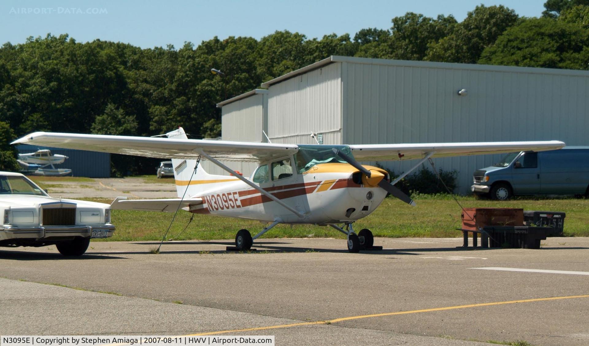N3095E, 1978 Cessna 172N C/N 17271441, Skyhawk on the ramp...