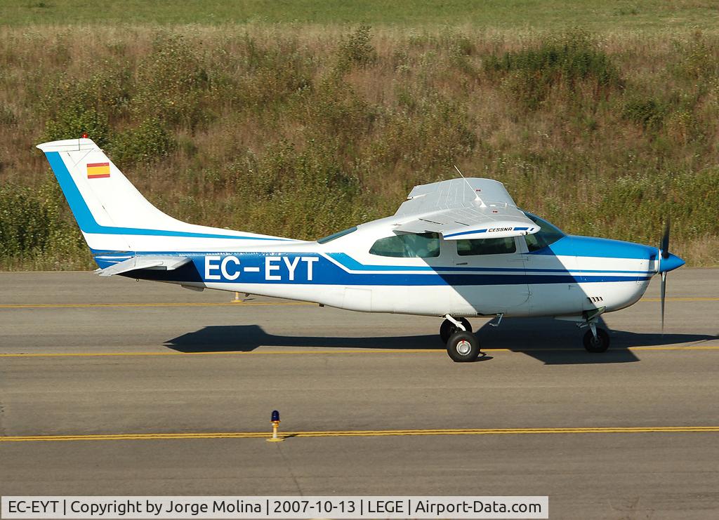 EC-EYT, Cessna 210L II Centurion C/N 21060803, Taxi for take off RWY 20.