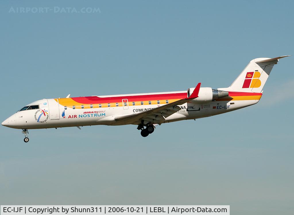 EC-IJF, 2002 Bombardier CRJ-200ER (CL-600-2B19) C/N 7705, Landing rwy 25L