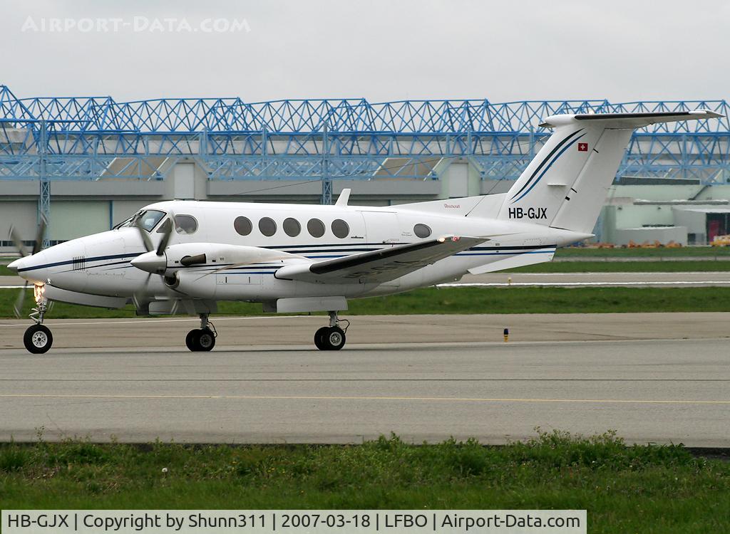 HB-GJX, 1981 Beech 200 Super King Air C/N BB-932, Taxiing to the general aviation apron