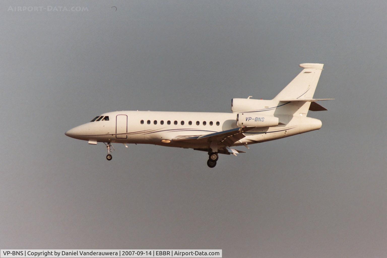 VP-BNS, 1998 Bombardier Challenger 604 (CL-600-2B16) C/N 5384, descending to rwy 25L