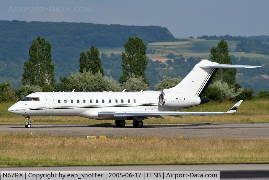 N67RX, 2000 Bombardier Global Express (BD-700-1A10) C/N 9067, taxi on bravo