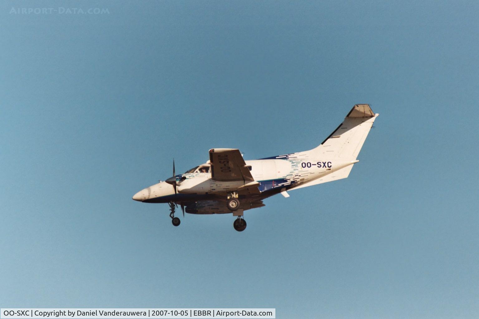 OO-SXC, 1981 Embraer EMB-121A Xingu C/N 121105, descending to rwy 25L
