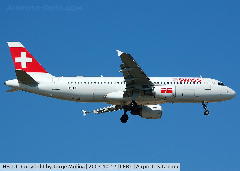 HB-IJI, 1996 Airbus A320-214 C/N 0577, Clear to land RWY 07L.
