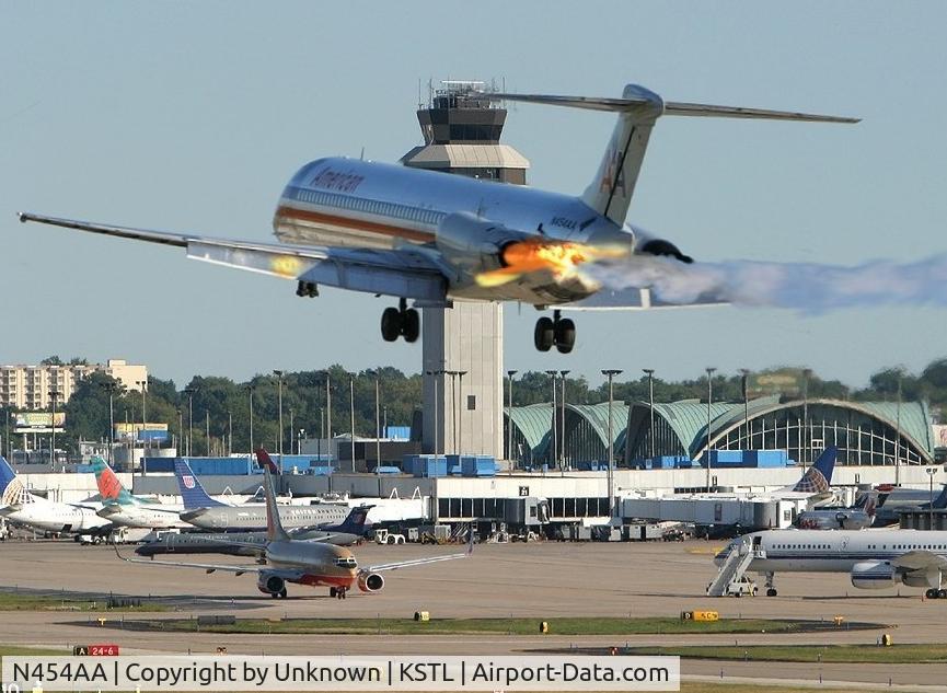 N454AA, 1987 McDonnell Douglas MD-82 (DC-9-82) C/N 49559, Landing at KSTL with left engine on fire