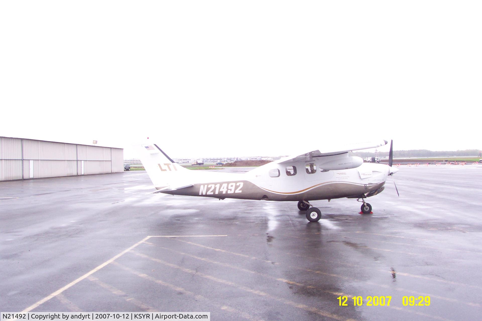 N21492, Piper PA-32RT-300T Turbo Lance II C/N 32R7887215, at ExecAir FBO in Syracuse, NY