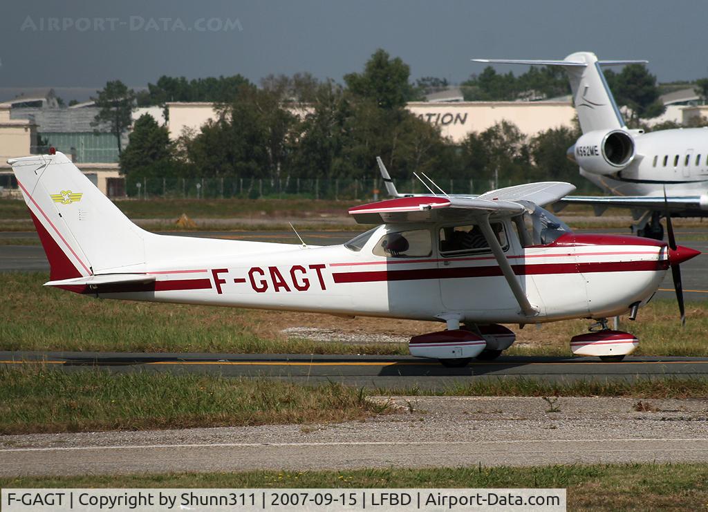 F-GAGT, Reims F172M Skyhawk Skyhawk C/N 1494, Arriving from light flight and taxiing to the Airclub