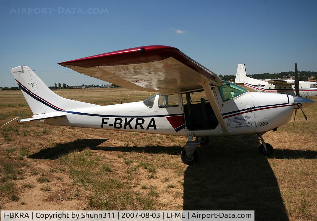 F-BKRA, Cessna 182E Skylane C/N 18254163, Parked here and awaiting a new light flight