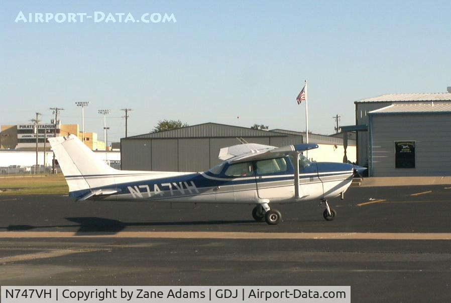N747VH, 1976 Cessna 172M C/N 17266914, At Granbury