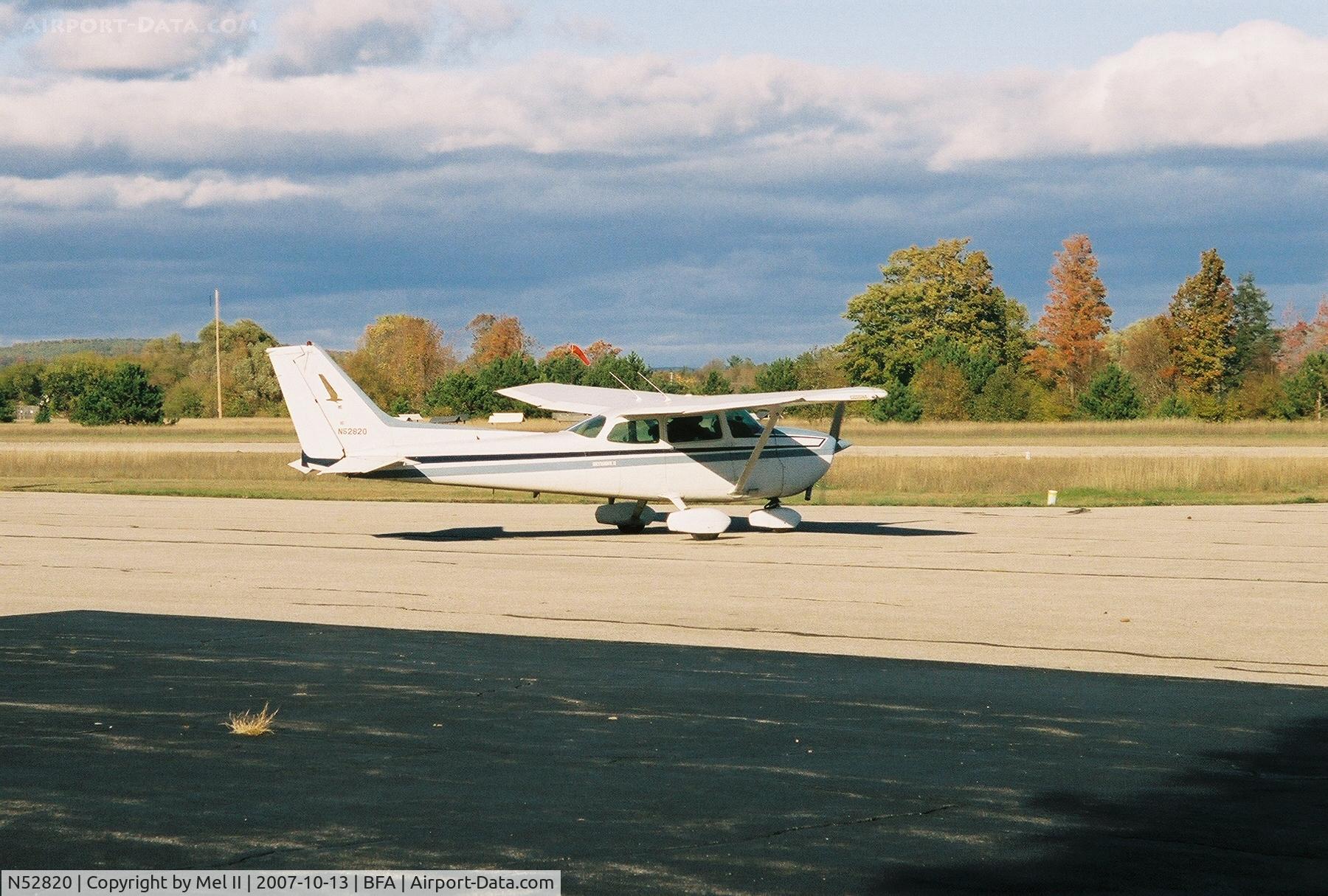 N52820, Cessna 172P C/N 17274616, Taxi for depature RWY 17 @ Boyne Mountain Airport (BFA)