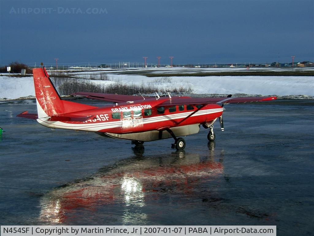 N454SF, 1999 Cessna 208B C/N 208B-0797, Grant Air waiting on a load