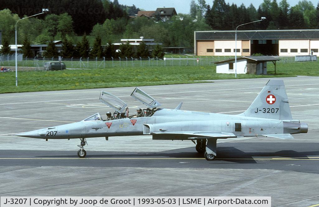 J-3207, Northrop F-5F Tiger II C/N M1007, This Tiger taxies back to the apron after a local training flight. It carries the FlSt 1 badge on the nose.
