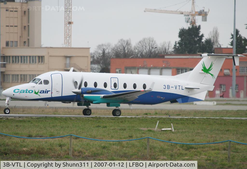3B-VTL, 1999 Raytheon 1900D C/N UE-390, Line up rwy 32R for departure