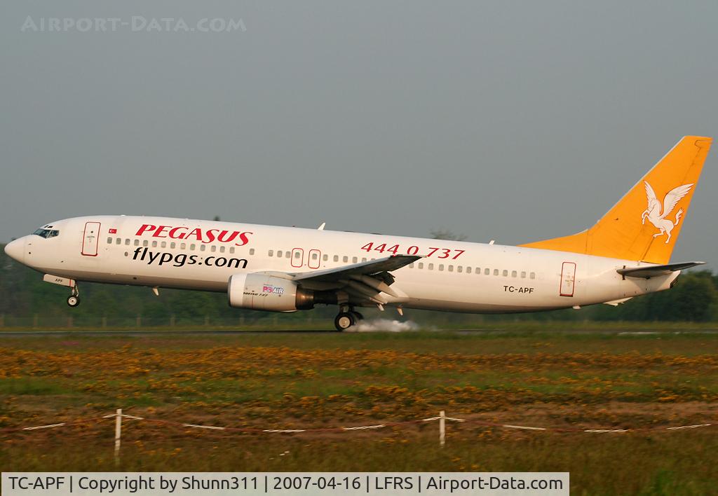 TC-APF, 2001 Boeing 737-86N C/N 28642, Landing rwy 03
