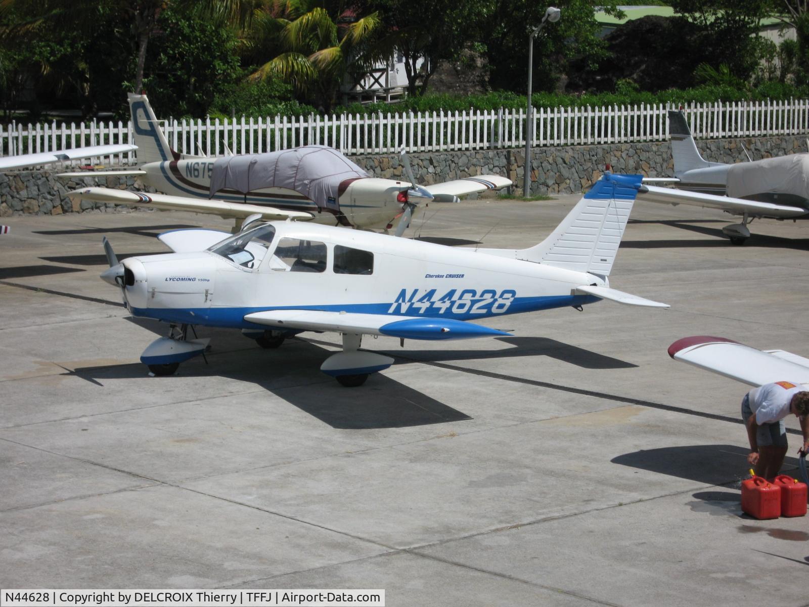N44628, 1974 Piper PA-28-140 C/N 28-7425434, AÃ©roport gustav III - Saint-Jean