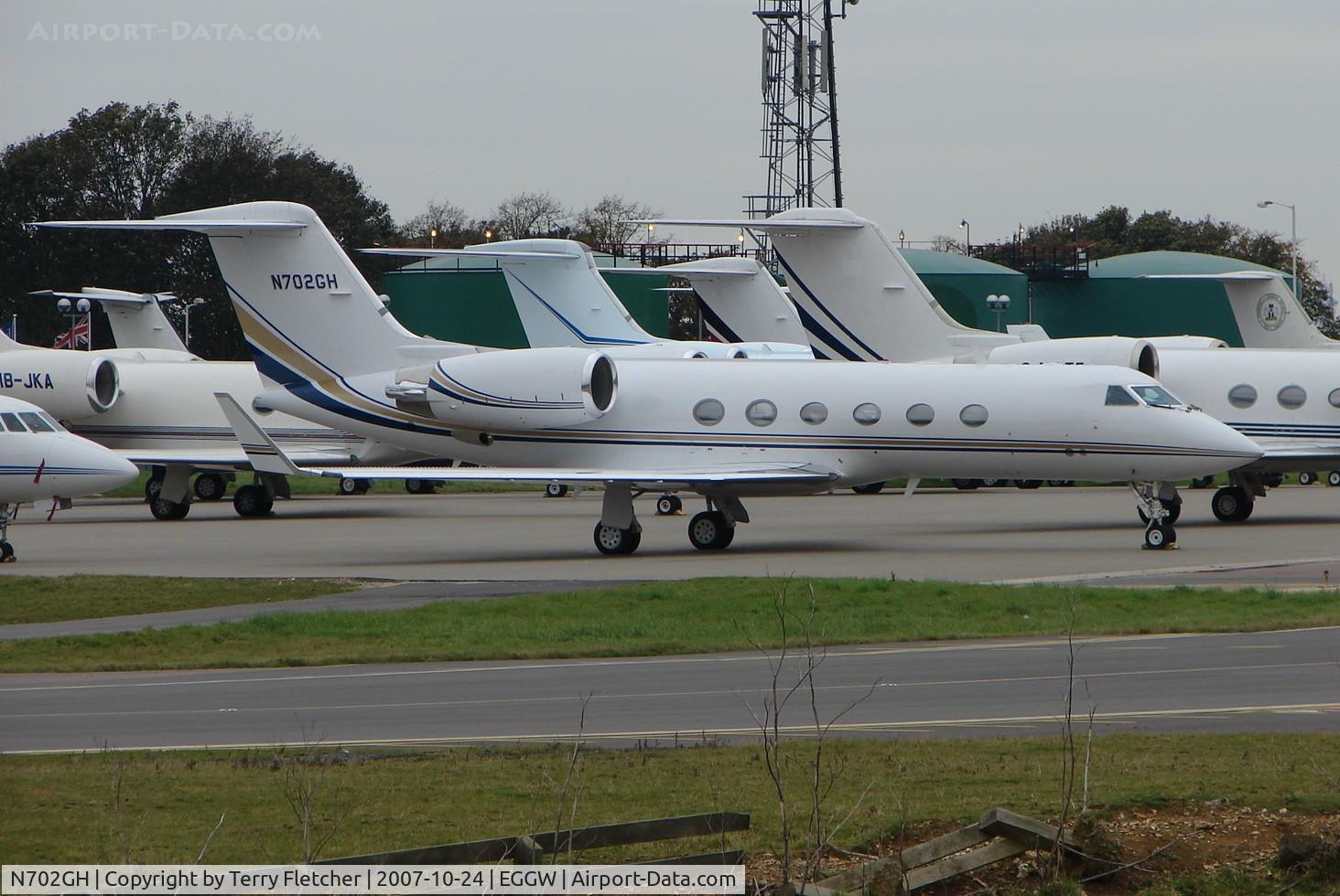 N702GH, 2002 Gulfstream Aerospace G-IV C/N 1497, on a busy day at Luton Airport (UK)