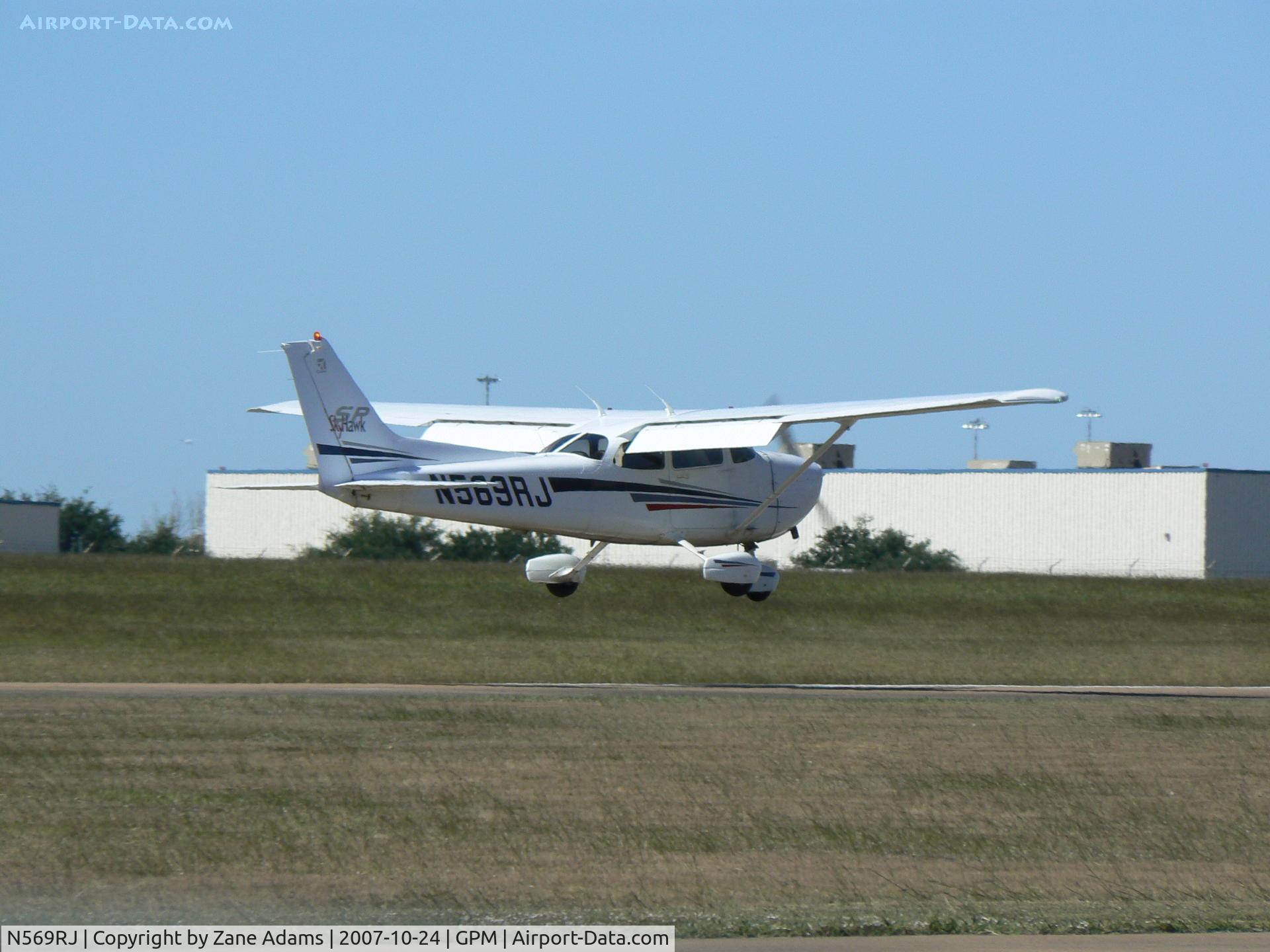 N569RJ, Cessna 172S C/N 172S8896, Landing in a high wind!