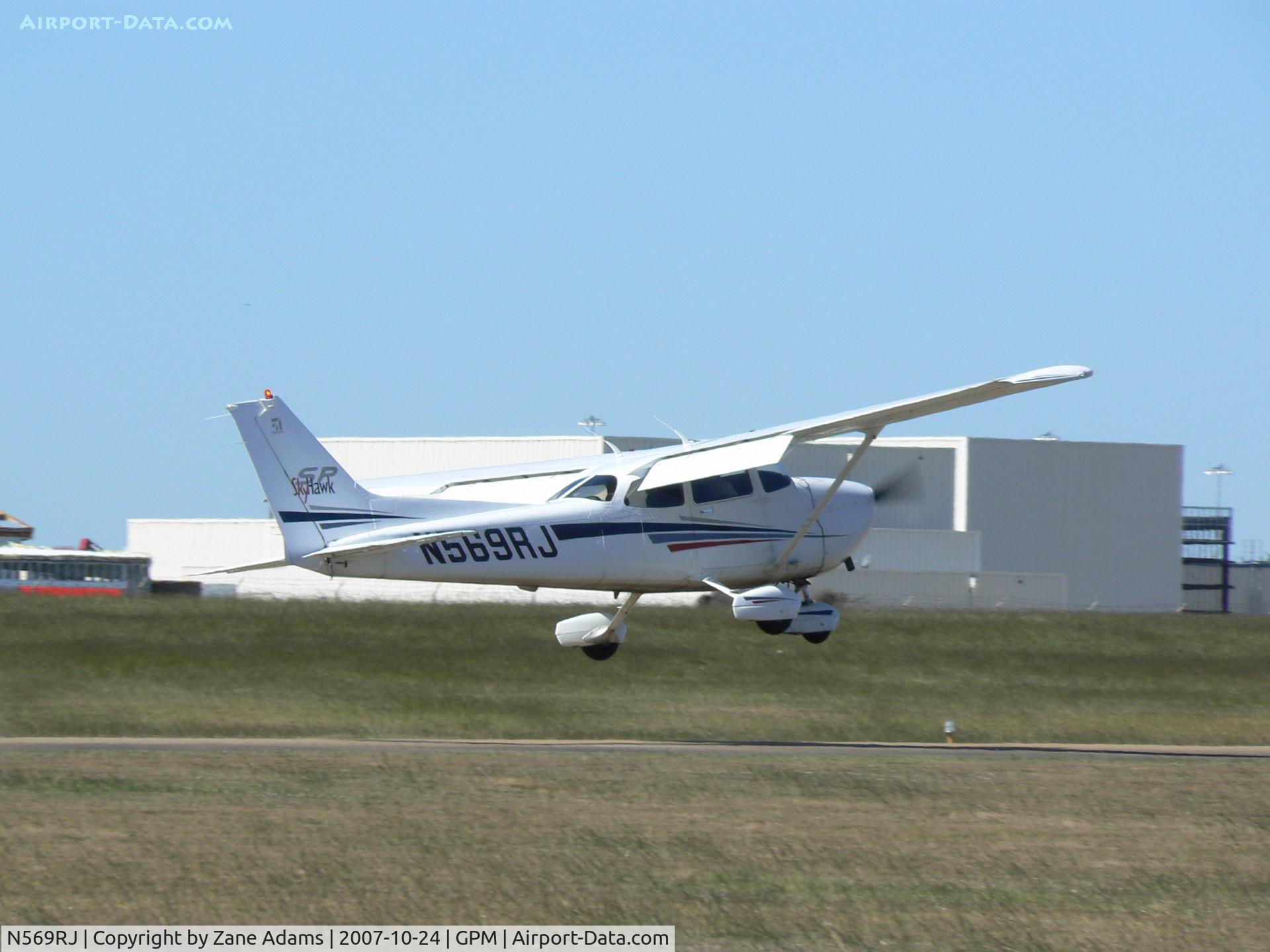 N569RJ, Cessna 172S C/N 172S8896, Landing in a high wind!